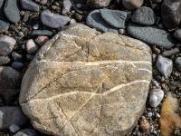 Beiger Stein mit Riefen und weißer Maserung